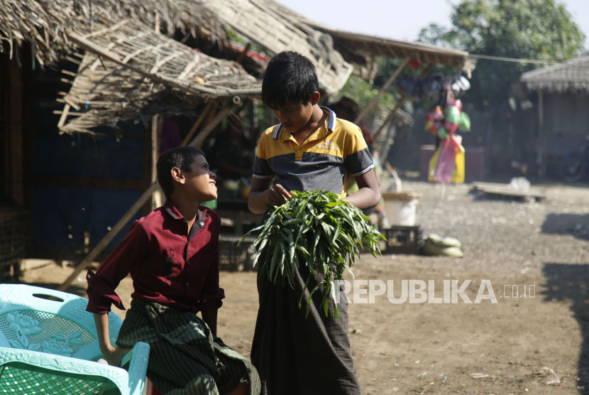 Anak-anak di kamp pengungsi internal (IDP) Thet Kel Pyin di Sittwe, Negara Bagian Rakhine, Myanmar, (ilustrasi)