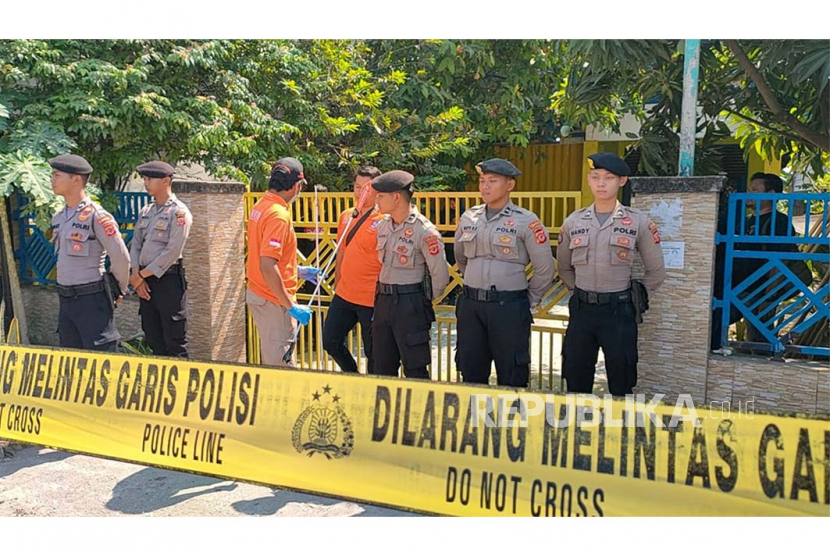 Rekonstruksi kasus pembunuhan Casinih, ibu kandung anggota DPR RI Bambang Hermanto, di rumah korban di Desa Sukra, Kecamatan Sukra, Kabupaten Indramayu, Selasa (4/7/2023).