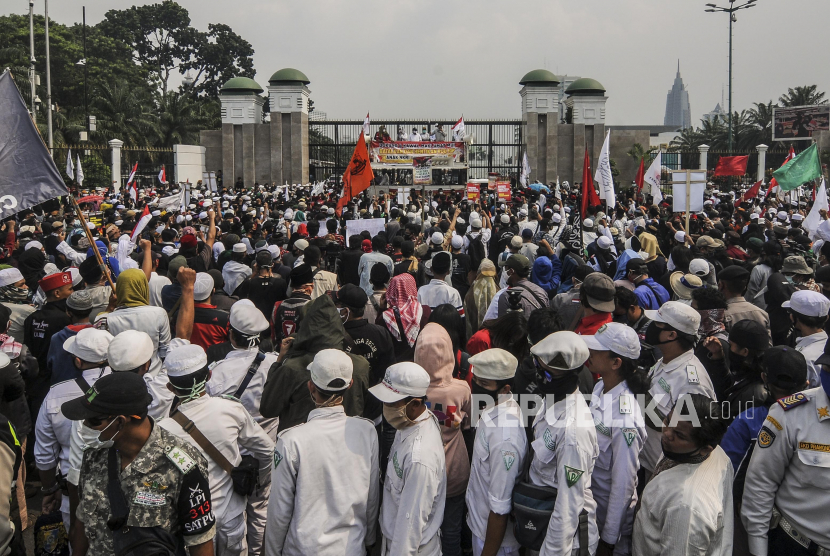 Aksi unjuk rasa menolak RUU Haluan Ideologi Pancasila (HIP) di depan Gedung DPR, Jakarta, Republika/Putra M. Akbar