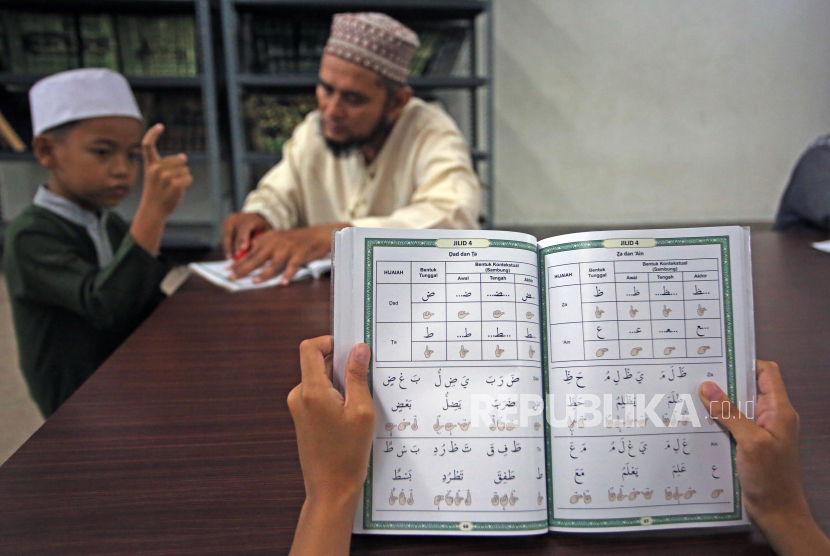 Sejumlah anak tuna rungu belajar mengaji dengan menggunakan bahasa isyarat di Masjid Al Azhom, Tangerang, Banten, Selasa (3/10/2023). Mereka belajar mengaji dengan menggunakan Mushaf Alquran isyarat dan nantinya diharapkan mampu membaca Alquran  dengan lancar.  