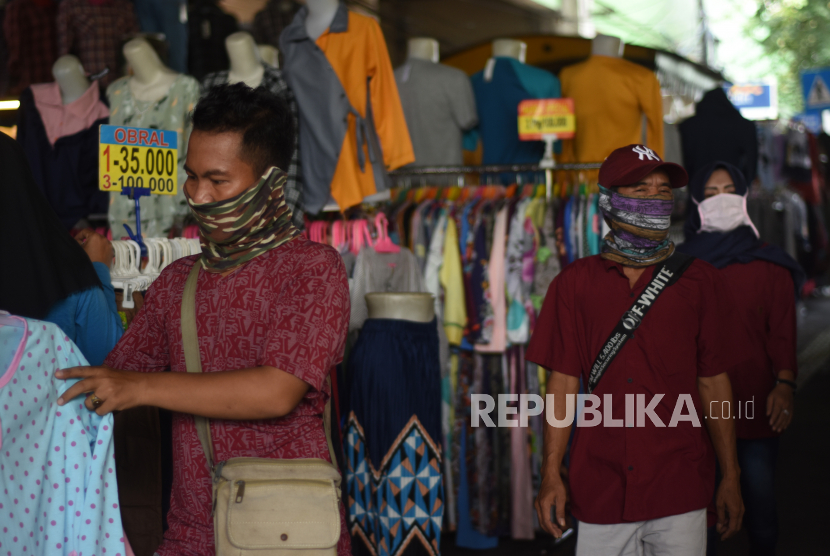 Warga mengenakan masker saat berbelanja di Pasar Jati Baru, Tanah Abang, Jakarta. Berdasarkan data Juru Bicara Pemerintah untuk Penanganan COVID-19 Achmad Yurianto hingga Jumat (17/4) kasus positif sebanyak 407 orang hingga total menjadi 5.923.Pasien sembuh meningkat menjadi 607 sedangkan yang meninggal 520 orang.