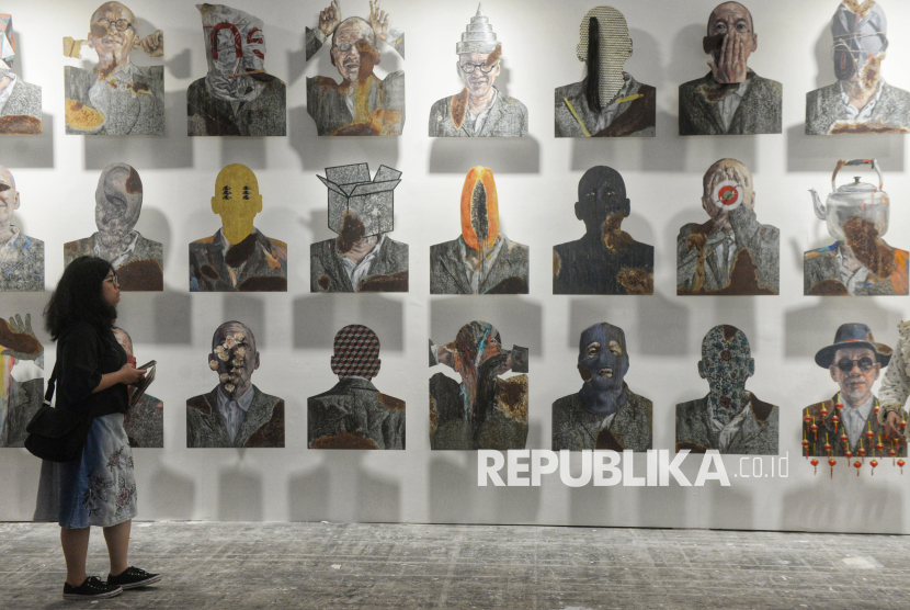 Pengunjung melihat karya seni dalam pameran Art Jakarta 2025 di JIExpo Kemayoran, Jakarta, Sabtu (4/10/2025). Art Jakarta 2025 merupakan pameran seni kontemporer terkemuka di Asia Tenggara yang mempertemukan galeri, seniman, kolektor, dan pencinta seni. Tahun ini, sebanyak 75 peserta pameran menampilkan beragam karya yang mencerminkan perkembangan seni. Melalui berbagai program dan diskusi inspiratif, Art Jakarta 2025 berupaya memperkuat apresiasi terhadap seni kontemporer serta membangun jejaring komunitas seni lokal dan internasional. Pameran ini berlangsung hingga 5 Oktober 2025.