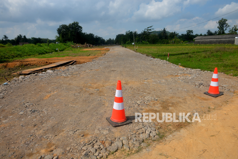 Proses pengerasan tanah pembangunan Tol Yogyakarta-Bawen Seksi 1 di Seyegan, Sleman, Yogyakarta, Senin (18/7/2022). 