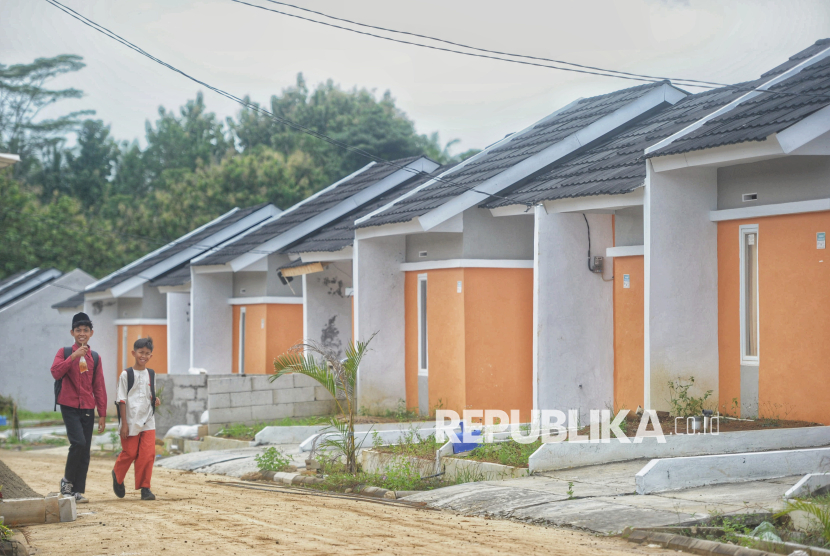 Anak sekolah berjalan didepan rumah subsidi di Perumahan Graha Arraya, Cibungbulang, Kabupaten Bogor, Jumat (21/2/2025) Bank Tabungan Negara (BTN) berkomitmen mendukung program 3 juta rumah dengan menyalurkan dan menyediakan akses Kredit Kepemilikan Rumah (KPR) subsidi untuk masyarakat berpenghasilan rendah dan pekerja informal. Selain itu BTN juga menerapkan berbagai strategi dan inovasi untuk mewujudkan program tersebut. Program 3 juta rumah ini diharapkan dapat menjadi momentum bangkitnya ekonomi nasional karena dapat mendorong pertumbuhan sektor perumahan dan berbagai industri terkait. Program 3 juta rumah bertujuan untuk meningkatkan kesejahteraan masyarakat Indonesia.
