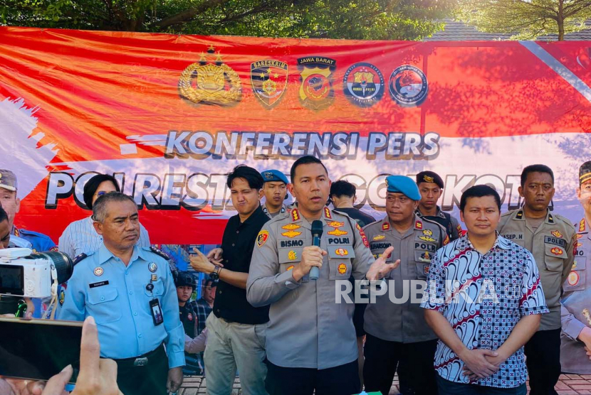 Kapolresta Bogor Kota Kombes Bismo Teguh Prakoso (pegang mikrofon).