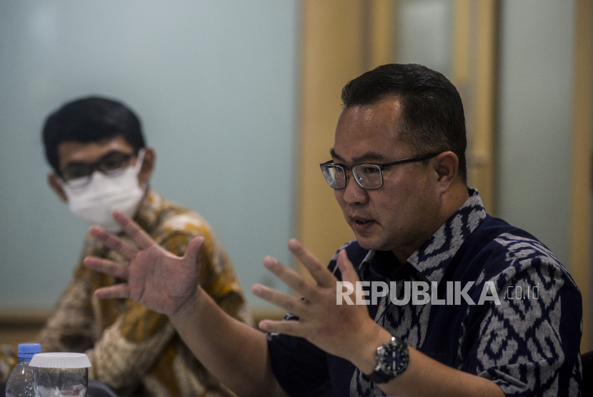 Rektor IPB Universty Arif Satria memberikan paparan saat melakukan kunjungan ke Kantor Republika, Jakarta, Selasa (14/12).