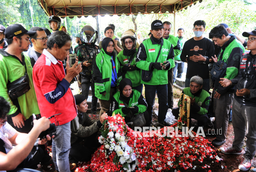 Para kerabat berdoa di makam Affan Kurniawan (21) di TPU Karet Bivak, Jakarta, Jumat (29/8/2025). Affan Kurniawan yang merupakan driver ojek online tersebut meninggal dunia setelah dilindas mobil kendaraan taktis (Rantis) Brimob saat terjadinya bentrok dengan polisi di kawasan Pejompongan, Jakarta. Pemakaman Affan dikawal dan dihadiri oleh ribuan driver ojol.