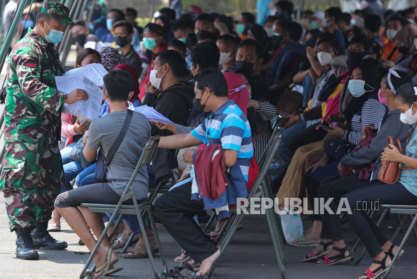Warga mengantre untuk mendapatkan suntikan vaksin Covid-19 di lapangan Kodam V/Brawijaya, Surabaya, Jawa Timur, Selasa (5/10).