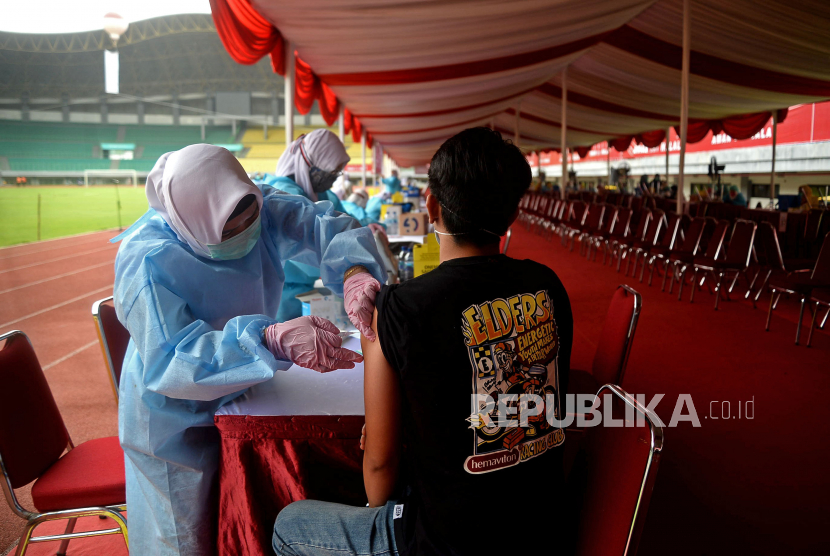 Tenaga kesehatan menyuntikkan vaksin Covid-19 kepada warga di Stadion Patriot Chandrabhaga, Bekasi, Jawa Barat, Kamis (1/7). Pemerintah Kota (Pemkot) Bekasi menggelar vaksinasi massal untuk 25.000 peserta dengan sasaran warga Bekasi yang dibagi dua sesi yaitu pagi dan siang dalam satu hari.Prayogi/Republika