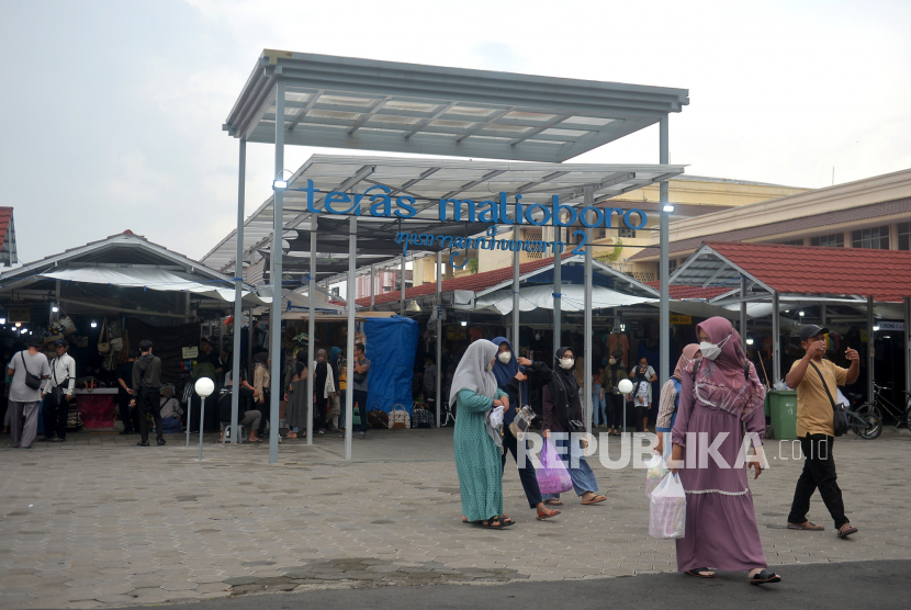 Wisatawan usai berbelanja cenderamata di Teras Malioboro 2, Yogyakarta.
