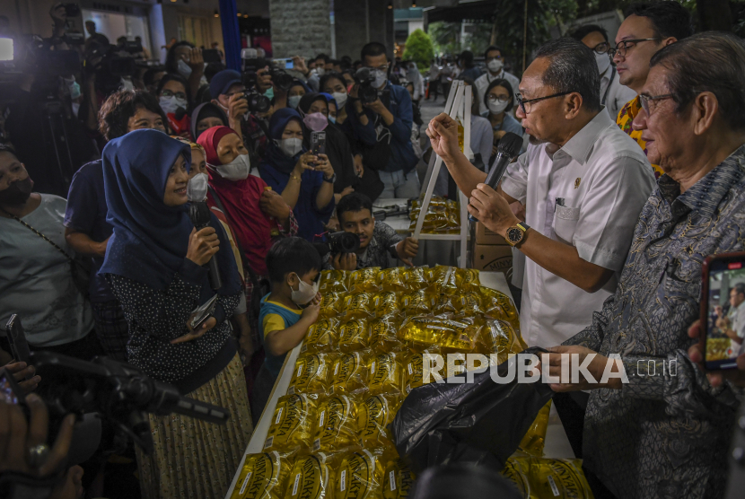 Menteri Perdagangan Zulkifli Hasan (kedua kanan) berdialog dengan warga yang akan membeli minyak goreng kemasan saat peluncuran minyak goreng kemasan rakyat (MinyaKita) di kantor Kementerian Perdagangan, Jakarta, Rabu (6/7/2022). Kementerian Perdagangan meluncurkan minyak goreng curah kemasan sederhana dengan harga Rp14.000 per liter.  