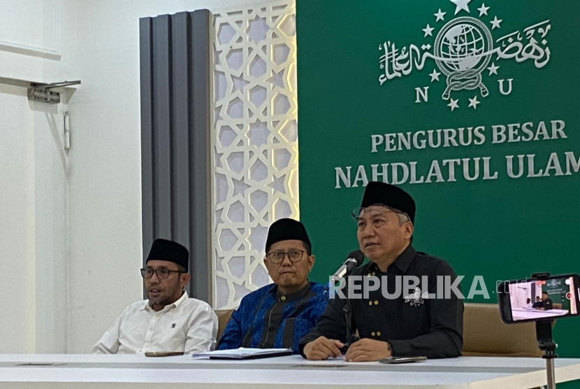 Anggota Tim Pansel Pengurus Besar Nahdlatul Ulama (PBNU), KH Cholil Nafis (tengah) menggelar konferensi pers terkait hubungan antara PBNU dan PKB di Kantor PBNU, Jakarta Pusat, Senin (5/8/2024). 