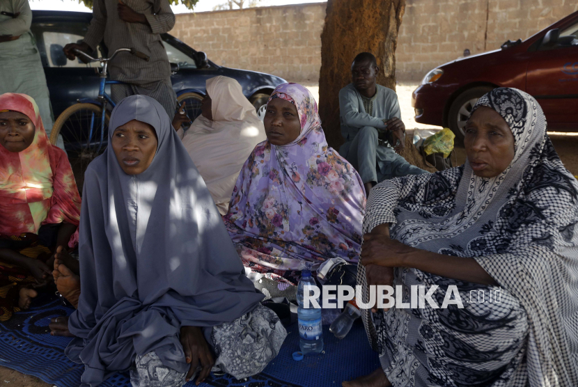 Orang tua dari siswi Muslimah menanti cemas kabar anak-anak mereka yang diculik kelompok ekstrem Boko Haram di Kankara , Nigeria, pada 2020 lalu.