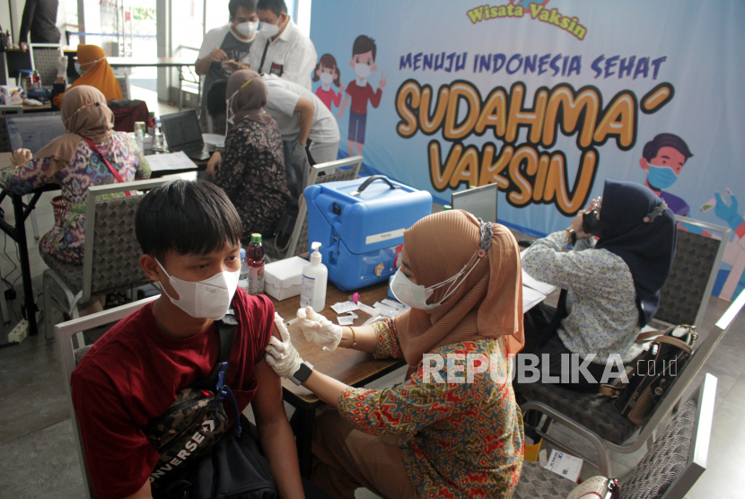 Seorang anak menerima suntikan vaksin saat vaksinasi COVID-19 khusus anak usia 12-17 tahun di Mal Phinisi Point Makassar, Sulawesi Selatan, Jumat (16/7/2021). Vaksinasi massal yang berlangsung pada 16-17 Juli 2021 tersebut menargetkan sebanyak 2.000 anak di daerah itu sebagai upaya membantu pemerintah dalam mewujudkan capaian vaksinasi anak usia 12-17 tahun sebanyak 32,6 juta anak secara nasional. 