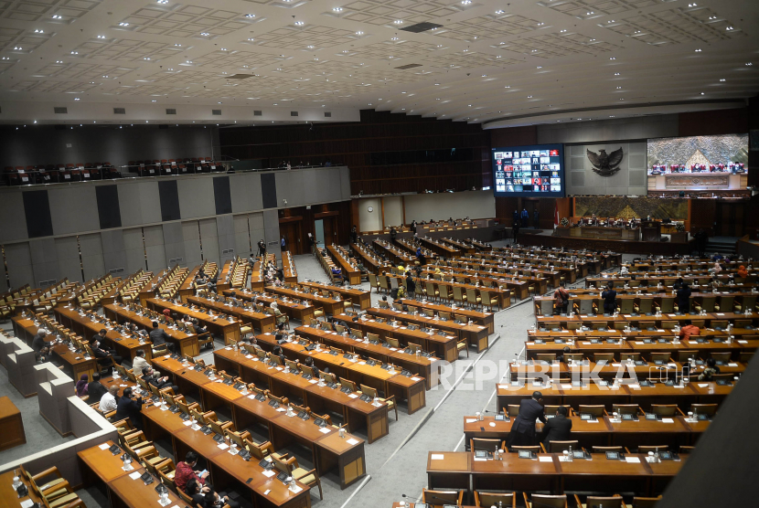 Sejumlah anggota DPR mengikuti Rapat Paripurna DPR di Kompleks Parlemen, Senayan, Jakarta, Selasa (18/1/2022). DPR RI resmi mengesahkan Rancangan Undang-Undang Tindak Pidana Kekerasan Seksual (RUU TPKS) menjadi RUU usulan inisiatif DPR RI. Prayogi/Republika.