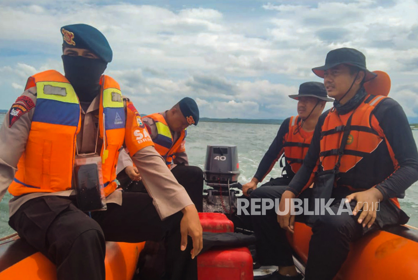 Tim SAR gabungan melakukan pencarian korban kapal Yuiee Jaya II yang terbalik di perairan Kabupaten Kepulauan Selayar, Sulawesi Selatan, Rabu (13/3/2024). Basarnas Makassar mencatat sebanyak 14 orang korban kapal penangkap ikan berpenumpang 35 orang yang terbalik pada Sabtu (09/03) dini hari akibat cuaca buruk telah ditemukan, dua orang di antaranya meninggal dunia sementara 21 orang lainnya masih dalam pencarian. 