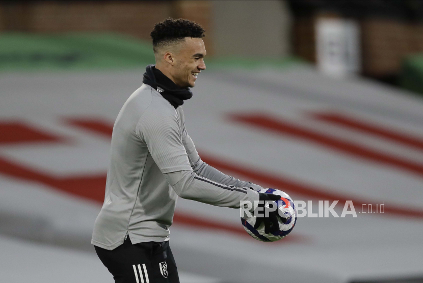  Antonee Robinson dari Fulham melakukan pemanasan untuk pertandingan sepak bola Liga Utama Inggris antara Fulham FC dan Tottenham Hotspur di London, Inggris, 04 Maret 2021.