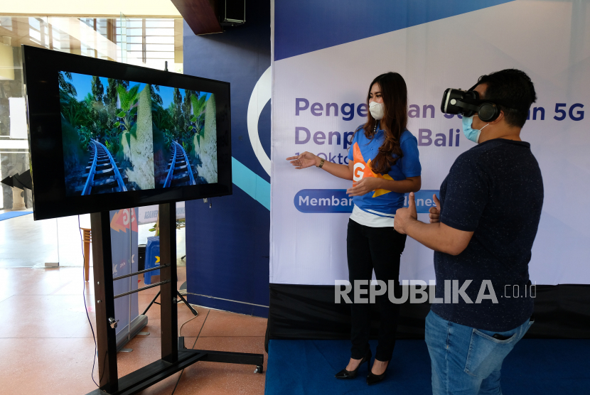 Pengunjung mencoba virtual reality (VR) dengan jaringan 5G XL Axiata saat peluncuran di Badung, Bali, Rabu (13/10/2021). Kegiatan tersebut untuk memperkenalkan jaringan 5G dalam menyambut pembukaan pariwisata Bali bagi wisatawan mancanegara pada 14 Oktober 2021. 