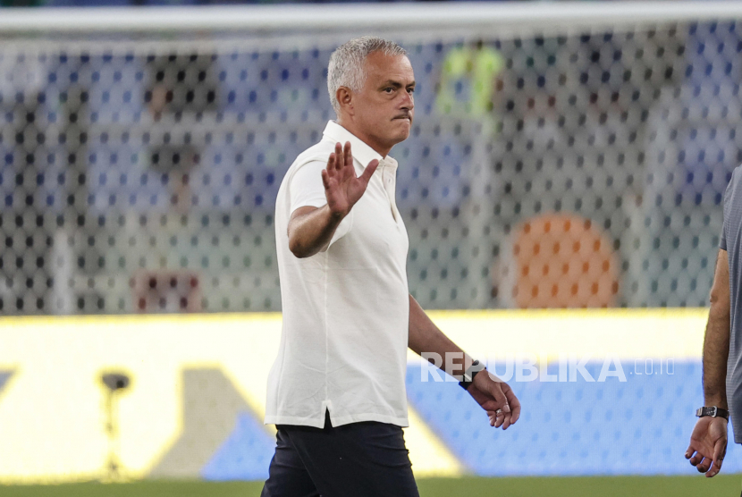 Pelatih kepala Roma Jose Mourinho tiba untuk pertandingan sepak bola persahabatan antara AS Roma dan Raja Club Athletic di Stadion Olimpiade di Roma, Italia, 14 Agustus 2021.