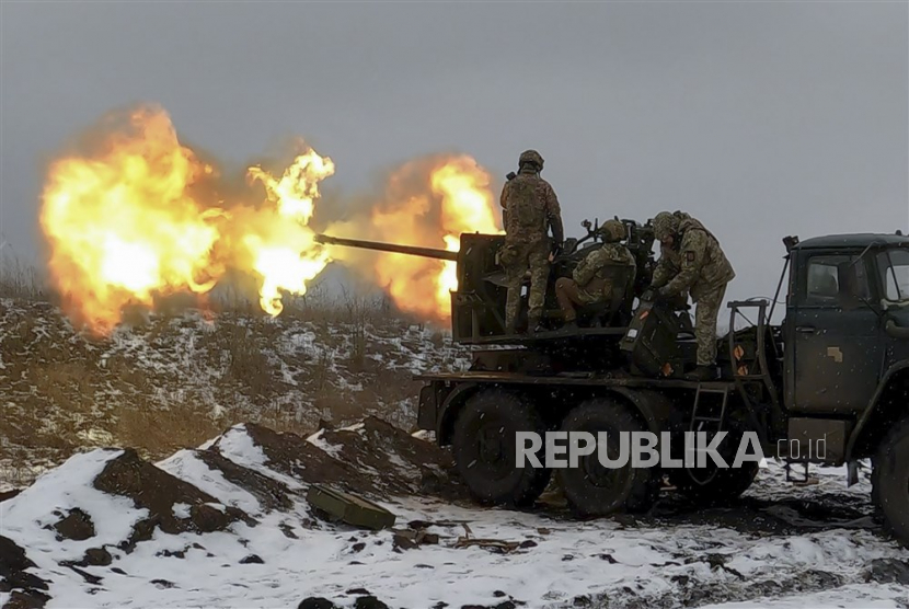 File foto  tentara Ukraina menembakkan senjata antipesawat ke posisi dekat Bakhmut, wilayah Donetsk, Ukraina timur di tengah invasi Rusia pada 4 Fberuari 2023. 
