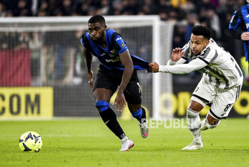 Jeremie Boga (kir) dan  Weston McKennie berebut bola pada pertandingan sepak bola Serie A antara Juventus dan Atalanta di Juventus Stadium di Turin, Italia, Senin (23/1/2023) dini hari WIB.