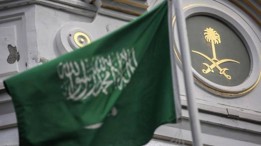 Arab Saudi kembali menegaskan tidak akan mengubah sikap tegas terhadap masalah Palestina, meski telah memutuskan untuk membuka wilayah udaranya bagi semua pesawat internasional, termasuk yang berasal dari Israel.