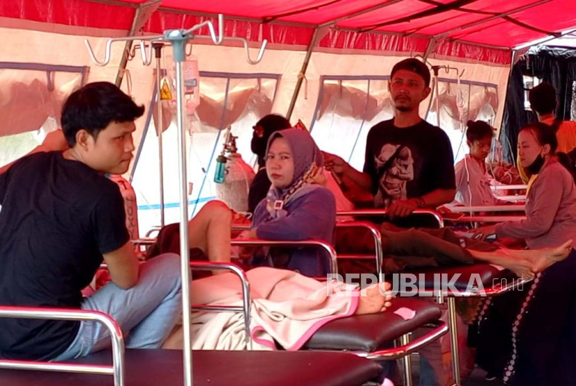 Kondisi pasien RSUD Sumedang yang dirawat sementara di tenda darurat imbas kejadian gempa, Senin (1/1/2024). 