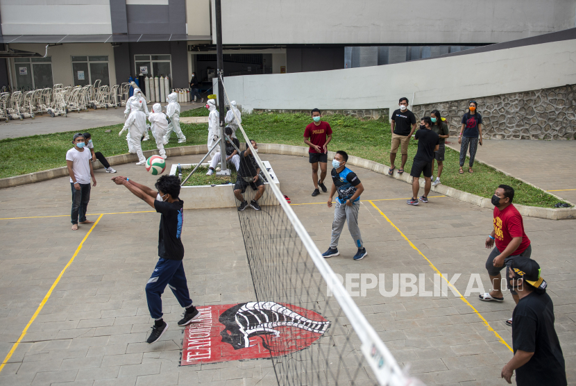 Sejumlah pasien yang terkonfirmasi positif Covid-19 bermain bola voli di Rumah Sakit Darurat Covid-19 (RSDC) Wisma Atlet, Kemayoran, Jakarta, beberapa waktu lalu. Satgas mencatat peningkatan keterian RSD Wisma Atlet dalam kurun sepekan terakhir.