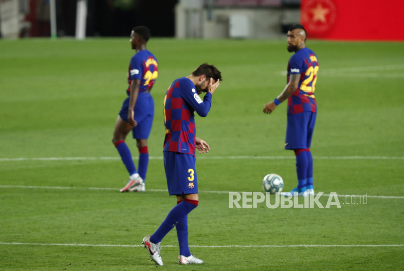 Gerard Pique Barcelona, ??tengah, bereaksi setelah pertandingan sepak bola La Liga Spanyol antara Barcelona dan Osasuna berakhir di stadion Camp Nou di Barcelona, ??Spanyol, Kamis, 16 Juli 2020.
