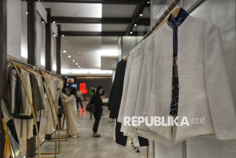 Pengunjung melihat produk fashion SukkhaCitta pada pameran eksebisi REGENERASI di Plaza Indonesia, Jakarta. Merek ini menjadi pemenang Local Heroes Brand 2024.