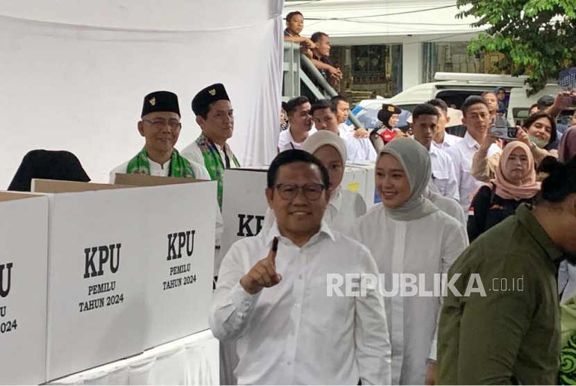 Calon wakil presiden (Cawapres) nomor urut 01 Muhaimin Iskandar (Cak Imin) menggunakan hak pilihnya pada Pemilihan Umum (Pemilu) 2024 di TPS 023 yang berlokasi di kawasan Kemang, Jakarta Selatan, pada pagi ini, Rabu (14/2/2024). 