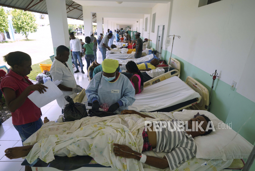 Orang-orang yang terluka akibat gempa dirawat di luar Rumah Sakit Ofatma karena beberapa dinding bagian dalam retak akibat gempa di Les Cayes, Haiti, Rabu, 18 Agustus 2021.