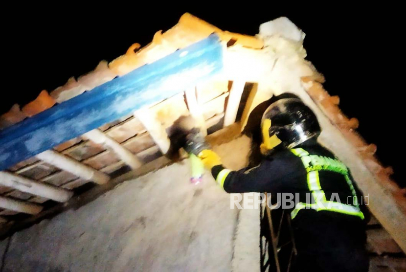 Petugas pemadam kebakaran Kabupaten Kuningan mengevakuasi sarang tawon jenis Vespa Affinis di atap rumah warga di Desa Sindangbarang, Kecamatan Jalaksana, Kabupaten Kuningan.