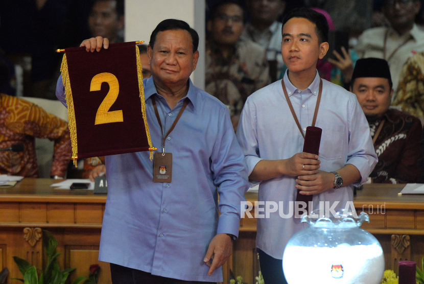 Pasangan capres dan cawapres Prabowo Subianto-Gibran Rakabuming Raka menunjukan nomor urut 2 dalam Pemilu 2024 di Gedung KPU, Jakarta Pusat, Selasa (14/11/2023). 