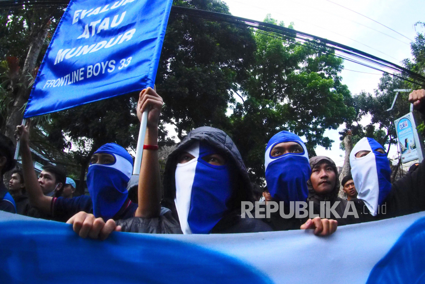 Massa bobotoh Persib berunjukrasa di depan Graha Persib, Bandung, Selasa (21/6/2022). Sejumlah saksi diperiksa dalam kematian dua suporter di GBLA seperti manajemen Persib, bobotoh dan polisi penjaga di GBLA.