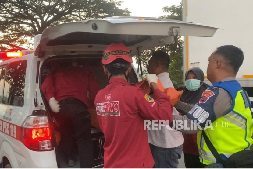 Petugas mengevakuasi pemotor yang meninggal dunia setelah menabrak truk yang parkir di ruas jalan Solo-Ngawi wilayah Sambungmacan, Kabupaten Sragen, Jawa Tengah, Rabu (8/5/2024).