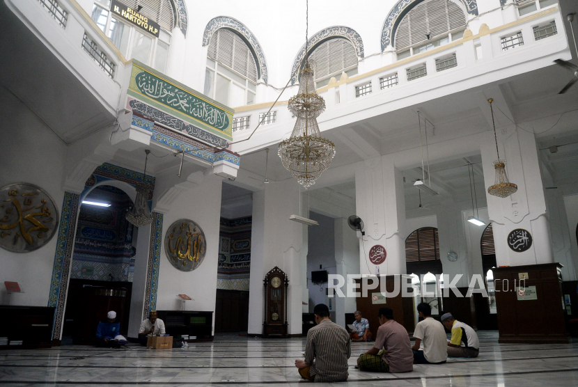 Jamaah mengikuti kegiatan khataman Quran bersama di Masjid Cut Meutia, Menteng, Jakarta, Sabtu (9/4/2022). Banyak Bencana Melanda, DMI Jakarta Imbau Masjid Gelar Istighatsah
