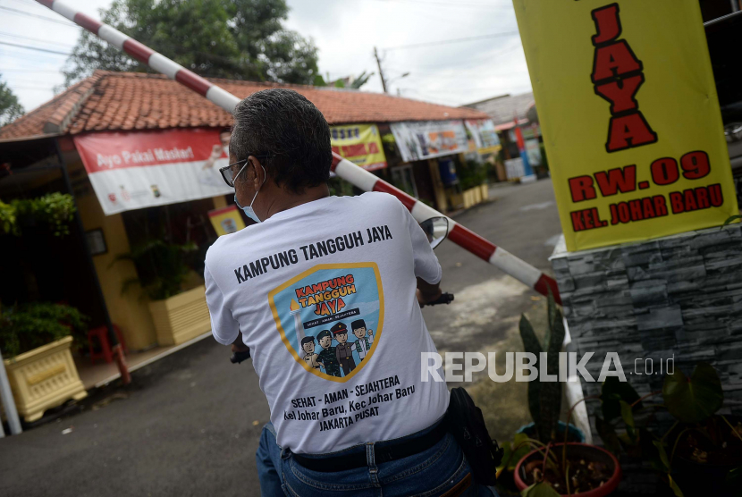 Seorang pengurus RW beraktivitas di Kampung Tangguh Jaya Rw 09 Kelurahan Johar Baru, Jakarta, Jumat (29/1). Dengan adanya Program Kampung Tangguh Jaya diharapkan dapat meningkatkan kesadaran warga dalam menjalankan protokol kesehatan dan semakin mengintensifkan pelaksanaan 3T (Testing, Tracing dan Treatmen) sehingga dapat membantu percepatan penanganan pandemi Covid-19.Prayogi/Republika.