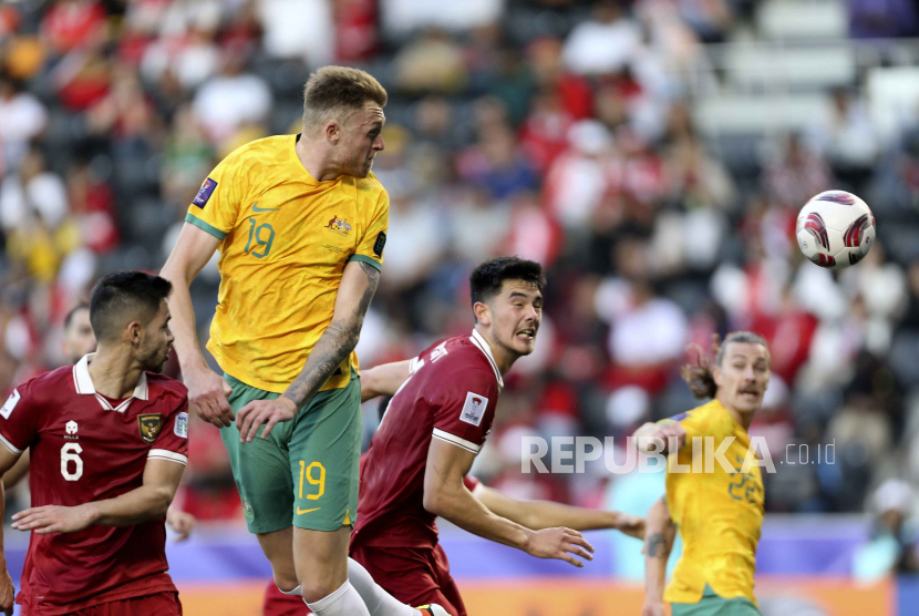 Bek timnas Indonesia, Elkan Baggott (kanan) kala berlaga melawan Australia di Piala Asia 2023.