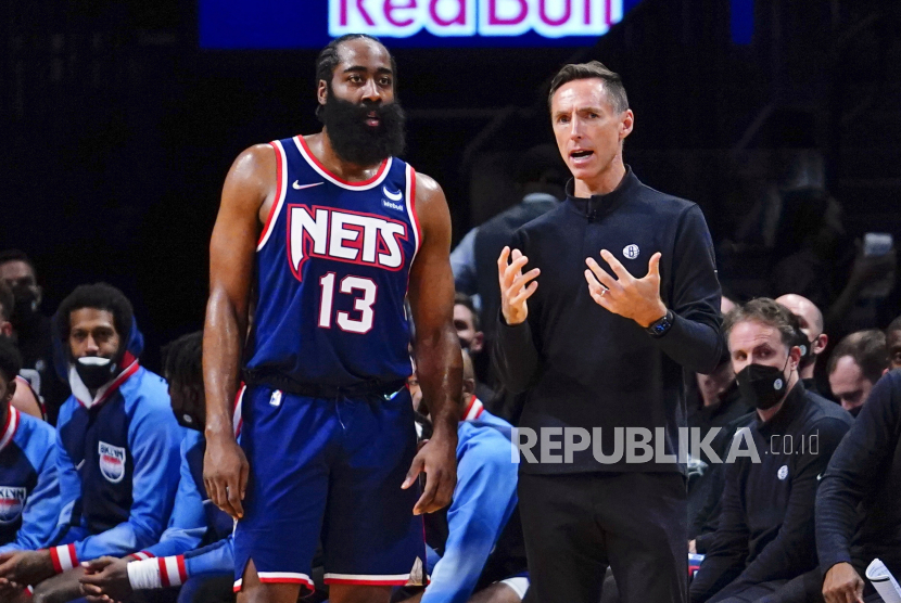  Pelatih kepala Brooklyn Nets Steve Nash, kanan, berbicara dengan James Harden dalam pertandingan NBA (ilustrasi). Game Nets dengan Portland Trail Blazers ditunda karena Covid-19.