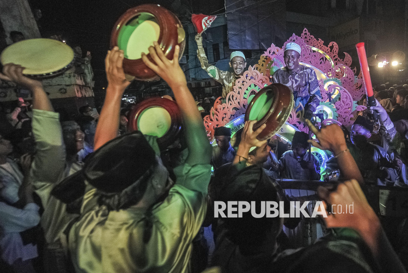 Peserta Festival Arakan Sahur memainkan alat musik saat melintasi kawasan Tugu Kemerdekaan Kuala Tungkal di Tanjung Jabung Barat, Jambi, Ahad (2/3/2025). Festival yang berawal dari upaya pelestarian tradisi membangunkan sahur tersebut digelar setiap Sabtu malam hingga Ahad dini hari selama Ramadhan dengan diikuti belasan peserta dari perwakilan remaja masjid dan komunitas. 