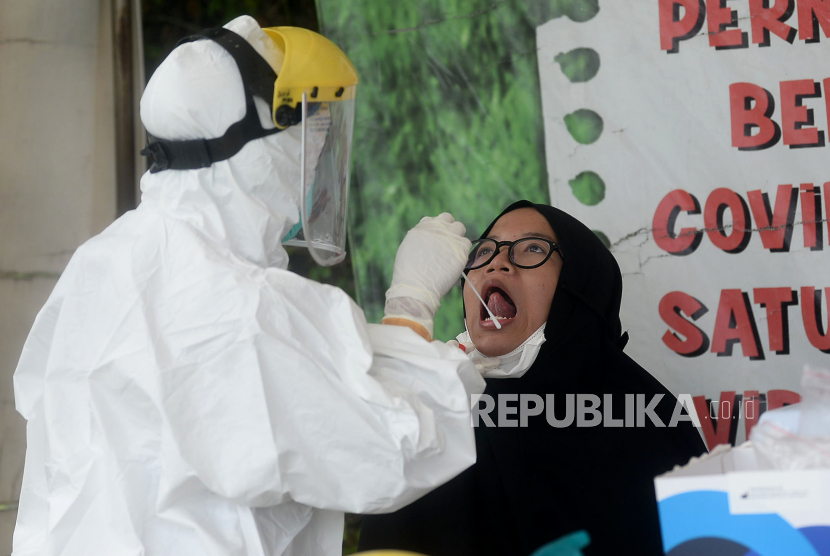 Petugas kesehatan melakukan Tes Swab PCR COVID-19 kepada warga yang akan bepergian menggunakan kereta api (ilustrasi) 