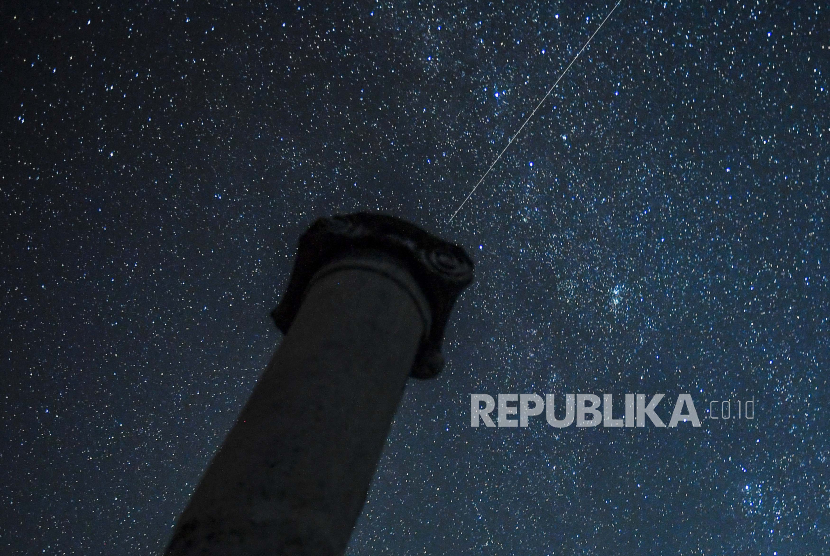 Sebuah meteor melesat di langit selama hujan meteor Perseid di atas situs arkeologi Stobi, dekat Negotino, Republik Makedonia Utara, 12 Agustus 2021. Beberapa Hadits tentang Keutamaan Malam Nisfu Sya'ban