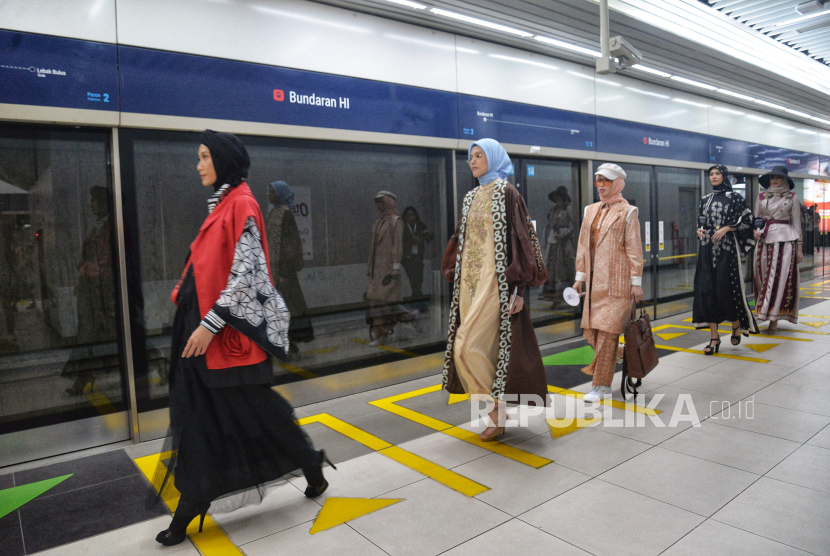 Model berjalan memperagakan busana di area Stasiun MRT Bundaran HI dalam acara Muffest x MRT , Jakarta, Jumat (19/7/2024). Kegiatan ini merupakan sebagai rangkaian acara Road to Muslim Fashion Festival (MUFFEST)+ 2024 yang akan digelar di Istora Senayan pada 8-11 Agustus 2024. Muslim Fashion Festival atau MUFFEST merupakan perhelatan event  tahunan yang mempromosikan fashion muslim.