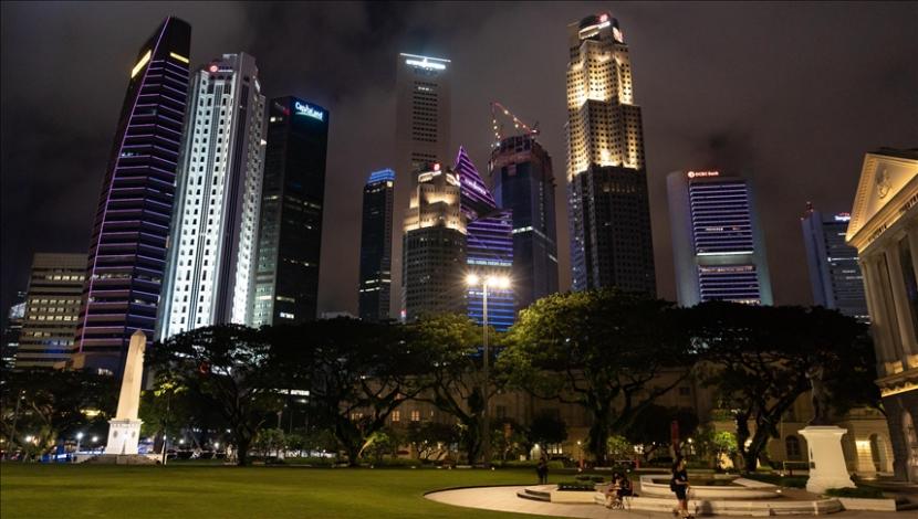Singapura melaporkan penambahan 163 kasus Covid-19 lokal pada Senin (19/7)