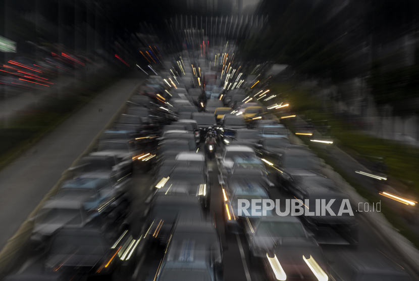 Sejumlah kendaraan terjebak kemacetan di kawasan Sudirman, Jakarta, Rabu (3/11). Mobilitas masyarakat Ibu Kota semakin meningkat karena dilonggarkannya beberapa peraturan diantaranya aturan kerja pada sektor esensial sebesar 100 persen dan sektor non esensial sebesar 75 persen di masa PPKM level 1. Republika/Putra M. Akbar
