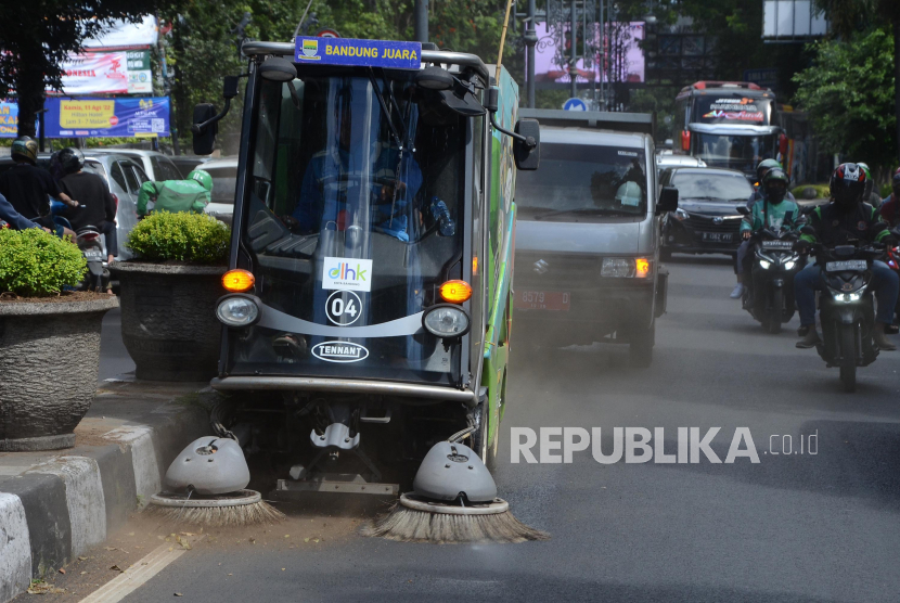 Road Sweeper dari Dinas Lingkungan Hidup dan Kebersihan (DLHK) menyapu Jalan Ir H Juanda, Kota Bandung, Ahad (7/8). Banyaknya daun kering yang berguguran dari pohon pelindung dan sampah dari padatnya pengunjung di akhir pekan, untuk mempercepat pekerjaan petugas kebersihan menggunakan Road Sweeper.