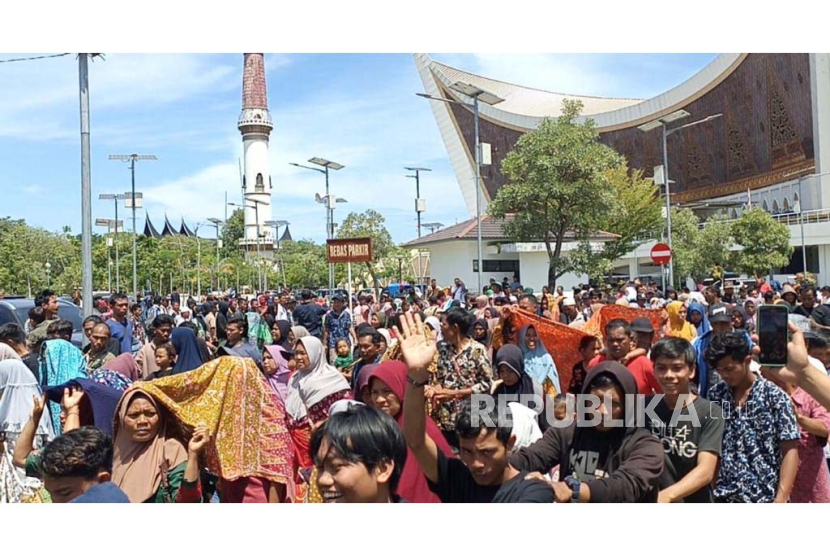 Ribuan warga Nagari Air Bangis, Kabupaten Pasaman Barat, yang melakukan demonstrasi di depan Kantor Gubernur Sumbar sejak Senin (31/7/2023) sampai Jumat (4/8/2033).