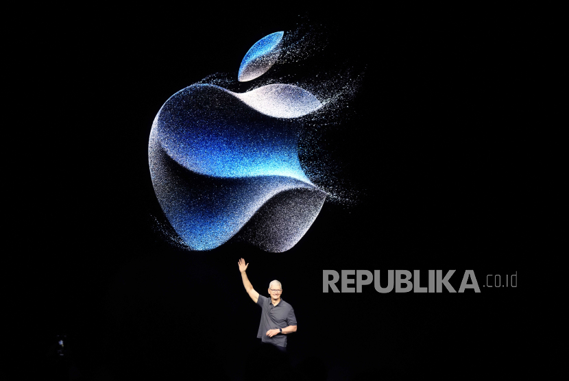 Apple CEO Tim Cook waves as he walks to the stage during an announcement of new products on the Apple campus Tuesday, Sept. 12, 2023, in Cupertino, Calif.