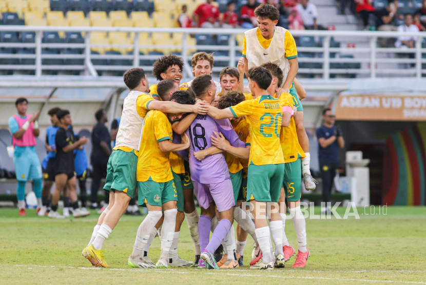 Pesepak bola Timnas Australia berselebrasi usai mengalahkan Timnas Malaysia pada pertandingan perebutan juara ketiga Piala ASEAN U-19 Boys Championship atau AFF U-19 di Stadion Gelora Bung Tomo, Surabaya, Jawa Timur, Senin (29/7/2024). Timnas Australia menjadi juara ketiga usai mengalahkan Timnas Malaysia melalui adu penalti dengan skor 5-3, setelah bermain imbang 1-1. 